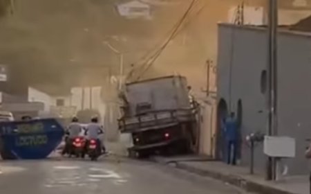 Caminhão perde controle e atinge muros de residência e igreja em Rialma
