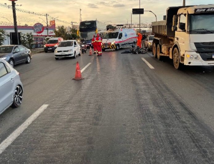 Motociclista morre após acidente e atropelamento na BR-153 em Goiânia