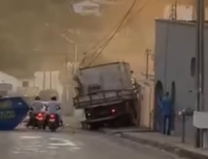 Caminhão perde controle e atinge muros de residência e igreja em Rialma