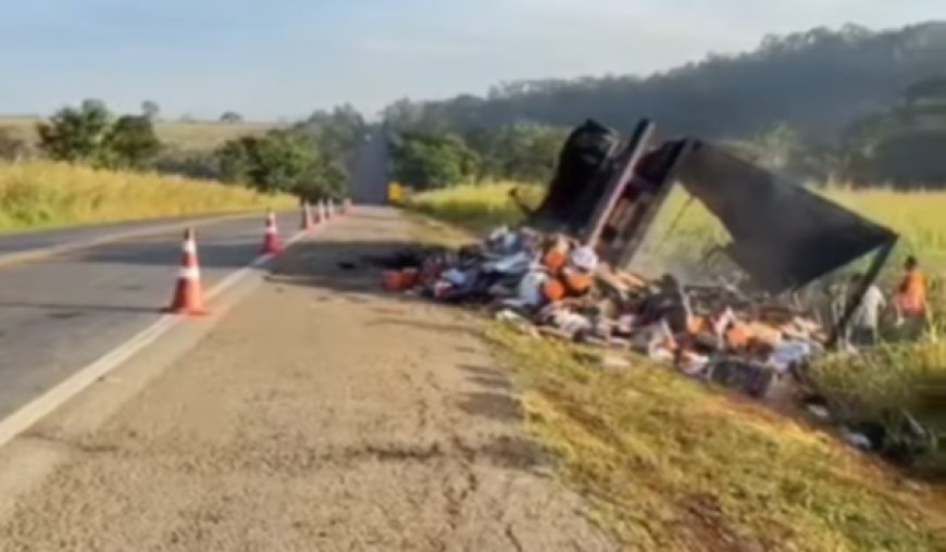 Carreta tomba e pega fogo na BR-153 próximo a Jaraguá