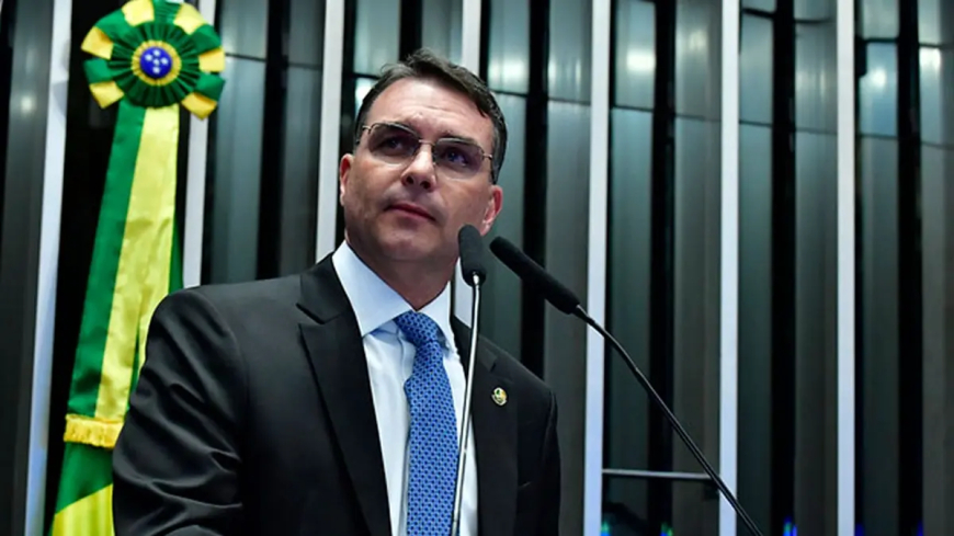 PF quer saber se dinheiro que Flávio cobrou de Vorcaro foi usado no filme ‘Dark Horse’