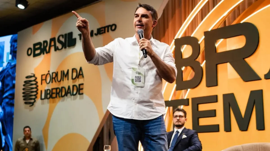 ‘Não tenho que justificar nada’, diz Flávio sobre Vorcaro