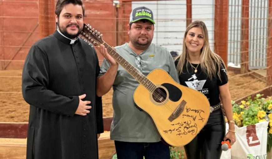 Bezerra e violão doados por Leonardo arrecadam R$ 32 mil em leilão de igreja em Goianésia