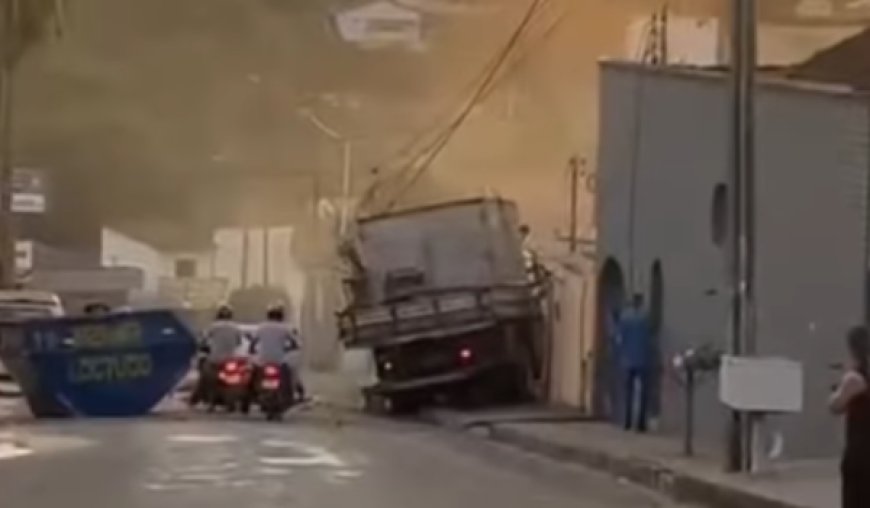 Caminhão perde controle e atinge muros de residência e igreja em Rialma