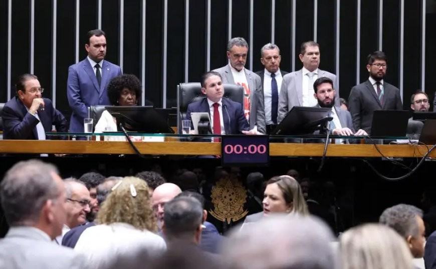 Câmara aprova fim da escala 6×1 e estabelece jornada máxima de 40 horas semanais