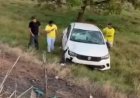 Filho é socorrido após veículo capotar na GO-427, em Jaraguá