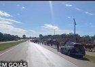 Romaria do Divino Pai Eterno: grupo de 50 romeiros cruza rodovia sob orientação da PRF