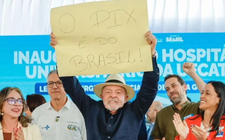 Em Goiás, Lula exibe cartaz em defesa do Pix e critica tarifa de 25% dos EUA