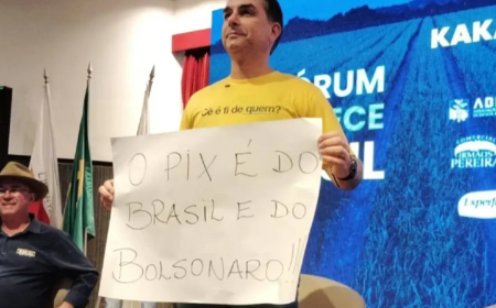 Em resposta a Lula, Flávio exibe cartaz com mensagem ‘o Pix é do Brasil e do Bolsonaro’