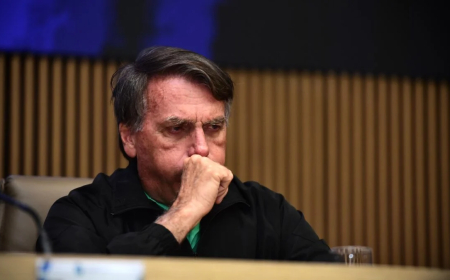 Bolsonaro apresenta soluços acima da média, mostra relatório médico