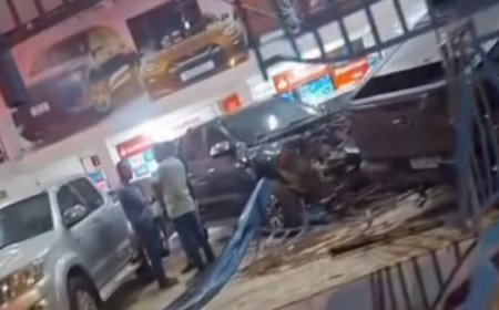 Carro desgovernado invade loja de veículos e causa prejuízo em Niquelândia