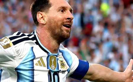 Messi, o gênio, abre a última Copa da carreira com três gols e sai aplaudido de pé