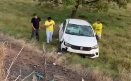 Filho é socorrido após veículo capotar na GO-427, em Jaraguá