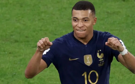 Vitória da França tem paralisação por chuva e mais dois de Mbappé