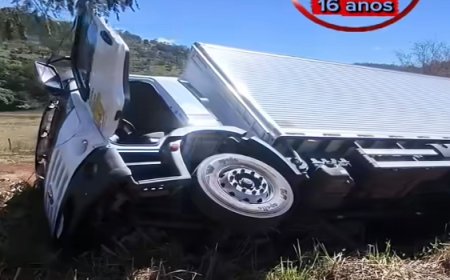 Acidente na BR-153 em Rialma termina com caminhão tombado às margens da rodovia