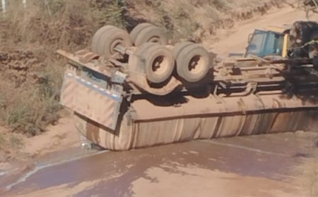 Carmo do Rio Verde: Tentativa de remoção de vagão termina em capotamento e derramamento de carga em via vicinal