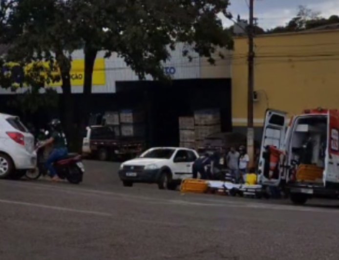 Acidente no centro de Ceres deixa duas pessoas feridas