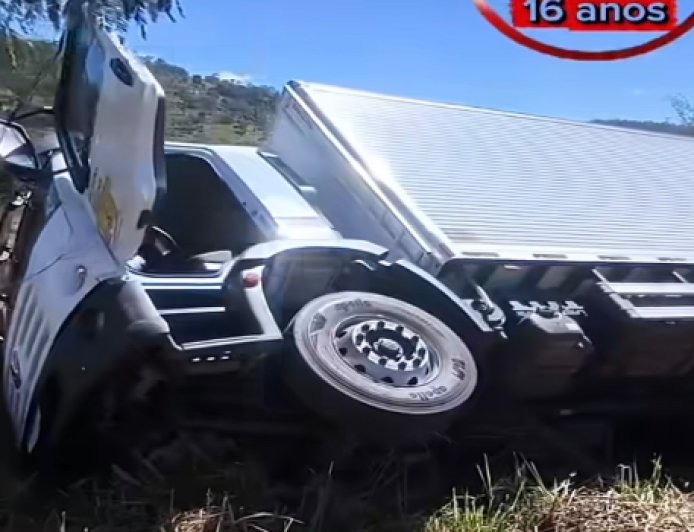 Acidente na BR-153 em Rialma termina com caminhão tombado às margens da rodovia