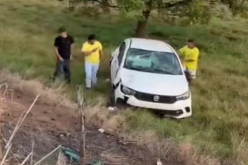 Filho é socorrido após veículo capotar na GO-427, em Jaraguá