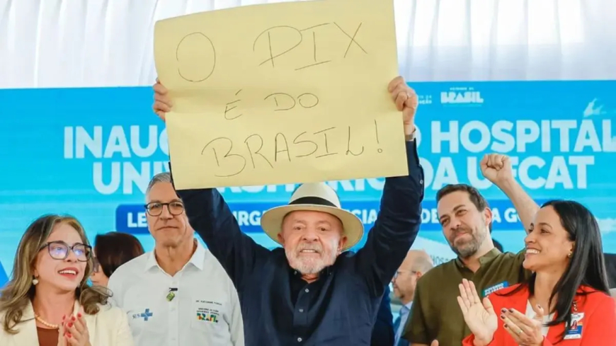 Em Goiás, Lula exibe cartaz em defesa do Pix e critica tarifa de 25% dos EUA