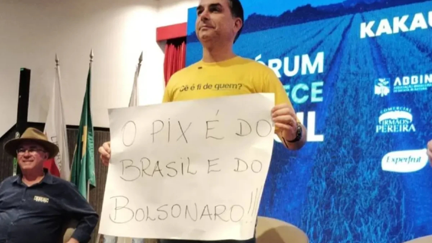 Em resposta a Lula, Flávio exibe cartaz com mensagem ‘o Pix é do Brasil e do Bolsonaro’