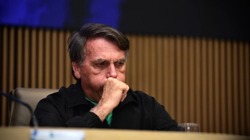 Bolsonaro apresenta soluços acima da média, mostra relatório médico