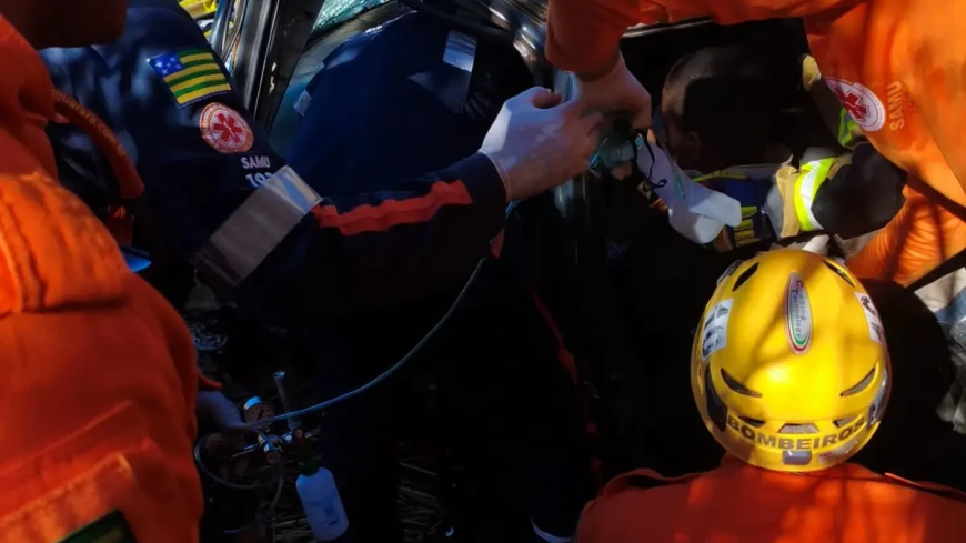 Colisão frontal entre dois veículos deixa quatro pessoas feridas em Formosa