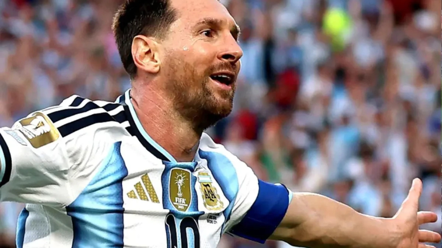 Messi, o gênio, abre a última Copa da carreira com três gols e sai aplaudido de pé