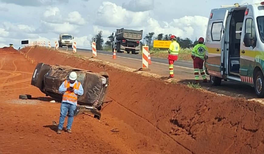 Motorista perde controle da direção e carro capota na BR-153 em Rialma