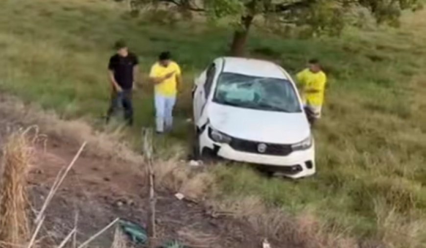Filho é socorrido após veículo capotar na GO-427, em Jaraguá