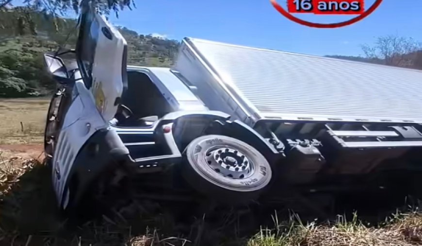 Acidente na BR-153 em Rialma termina com caminhão tombado às margens da rodovia