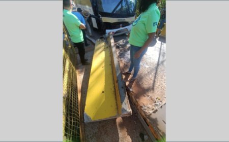 Ônibus de excursão colide com defensa de ponte em Carmo do Rio Verde