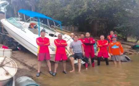 Bombeiros retiram lancha que afundou de dentro do Rio Araguaia em Nova Crixás