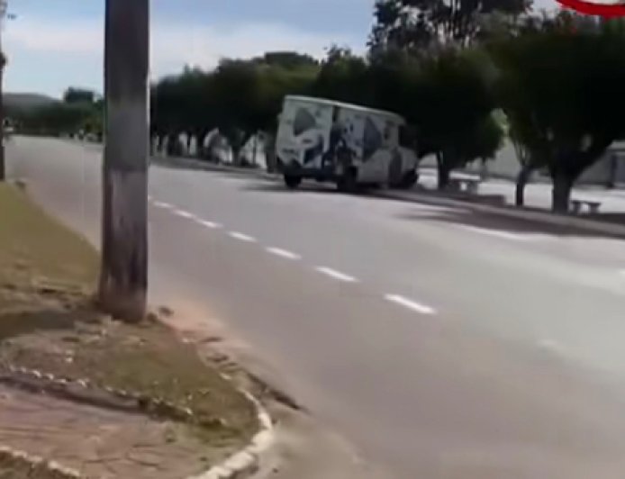 Van colide contra árvore na Avenida Brasil, em Ceres