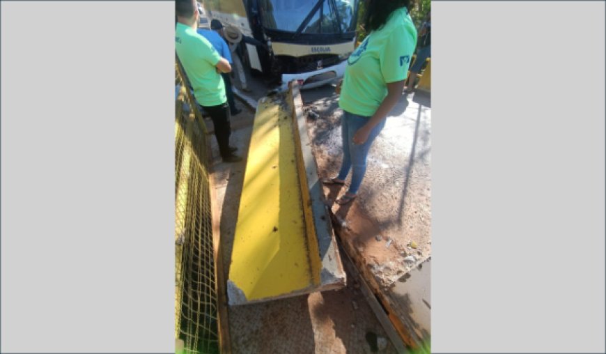 Ônibus de excursão colide com defensa de ponte em Carmo do Rio Verde
