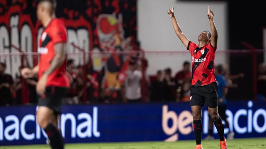 Na estreia de Roger Silva, Atlético vence o Fortaleza e sobe na tabela