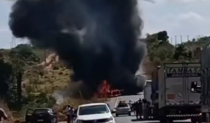 Acidente entre carretas deixa mortos e bloqueia BR-153-TO