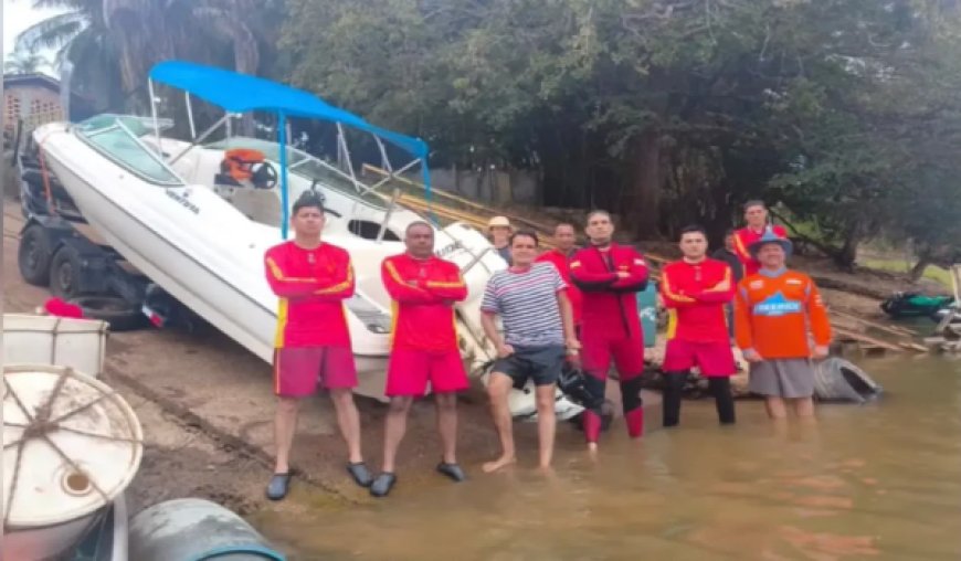 Bombeiros retiram lancha que afundou de dentro do Rio Araguaia em Nova Crixás